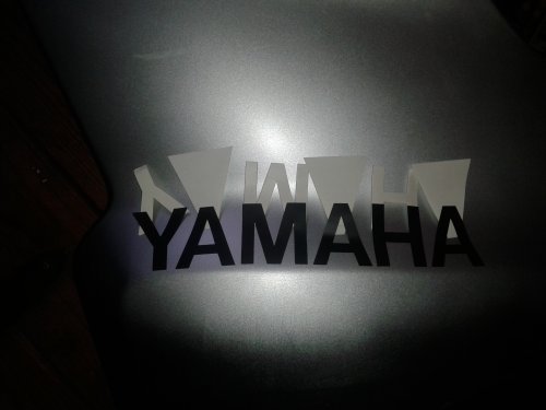 mit Silberlack grundiert &amp; Yamaha Buchstaben beklebt